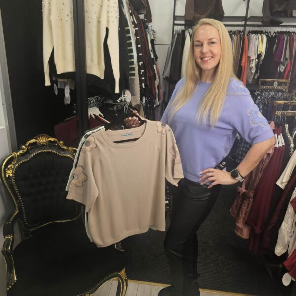 Palaidinė su gėlytėmis ant rankovių