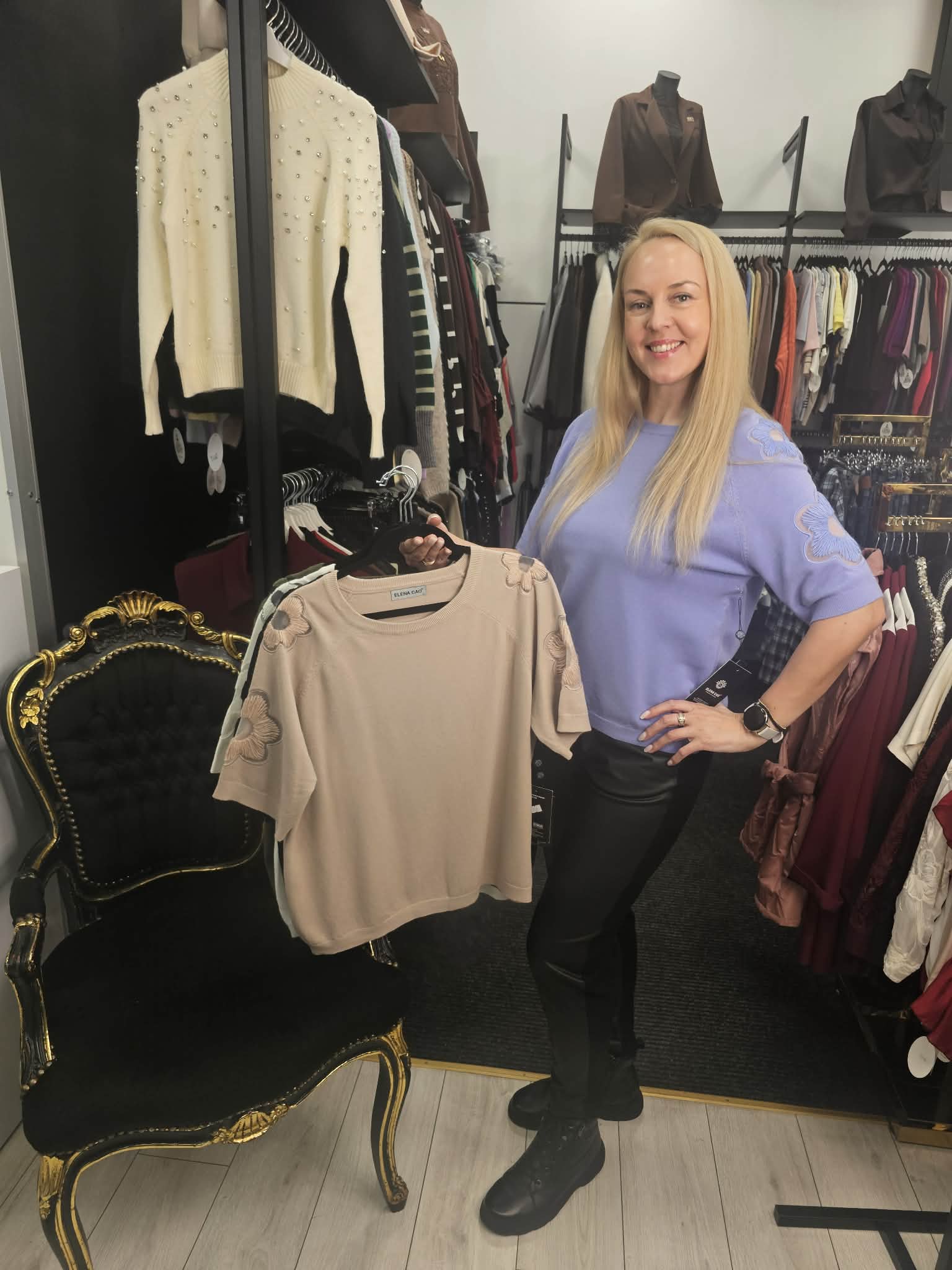 Palaidinė su gėlytėmis ant rankovių