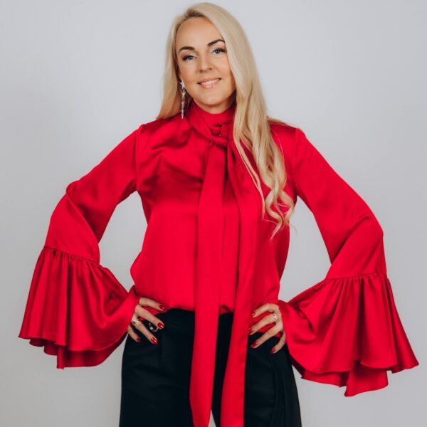 Raudoni puošnūs marškiniai