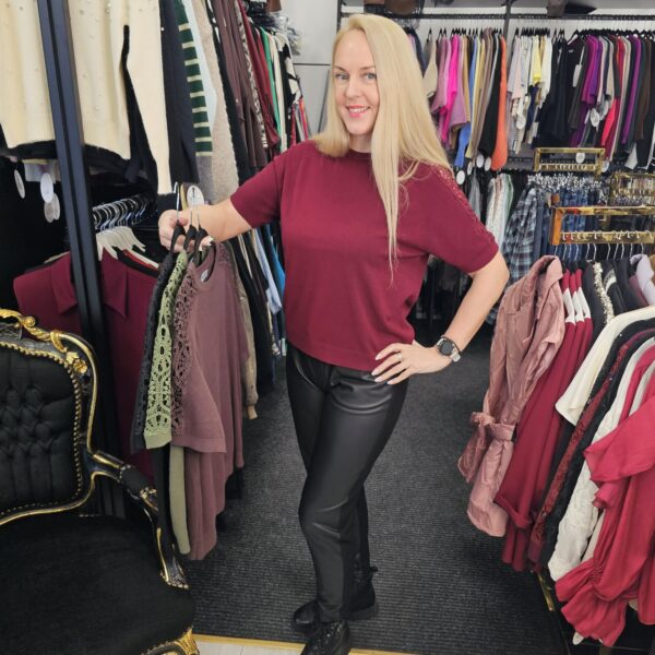 Palaidinė su mezginiais ant rankovių